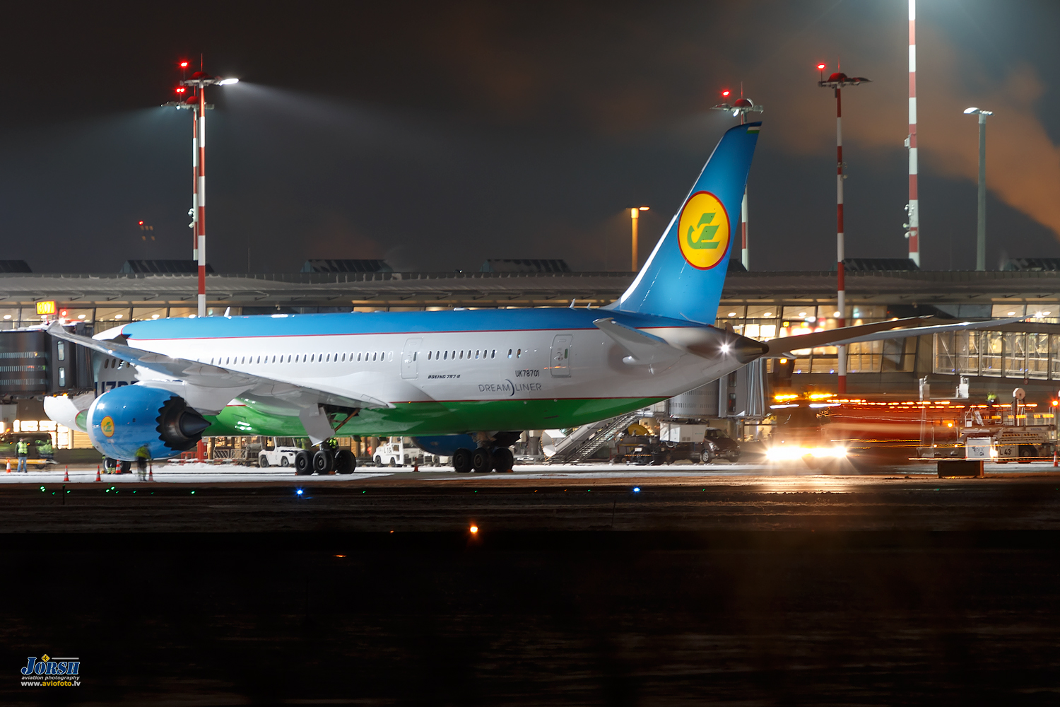 Uzbekistan Airways 🇺🇿 - Boeing 787-8 Dreamliner (UK78701)